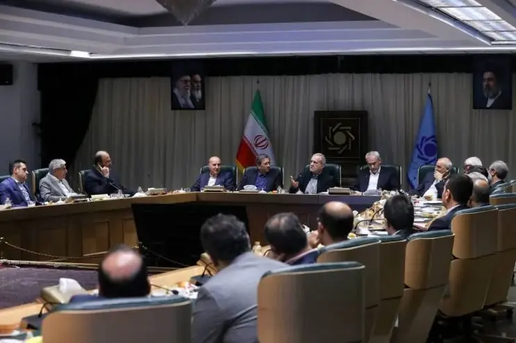  نشست ۳ ساعته پزشکیان در بانک مرکزی | تأکید رئیس جمهور بر شفاف‌سازی مسائل مختلف اقتصادی | بیان نظرات و تحلیل‌ها در حوزه‌های اقتصادی بایستی در رسانه‌ها صورت گیرد