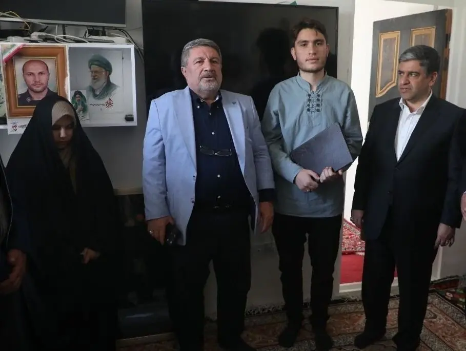  دیدار رئیس شورای اطلاع‌رسانی دولت و استاندار اردبیل با خانواده شهید آقازاده