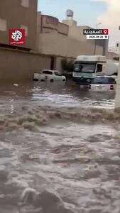 سیل در طائف عربستان خودروها را با خود برد