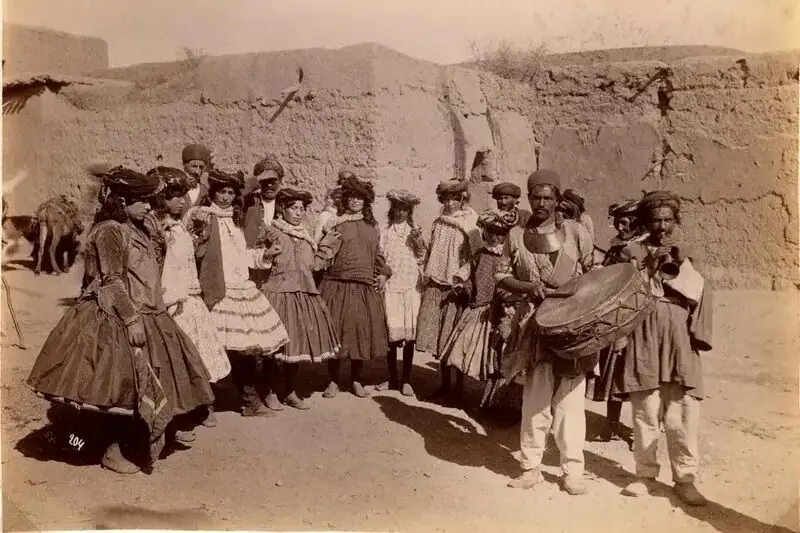  سفر به عصر قاجار؛ از «درویش وافورکش» تا «معلق زدن پسر رقاص»