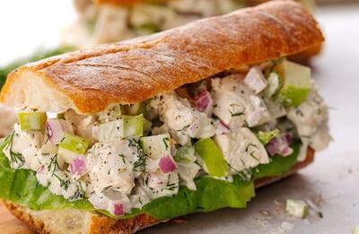 طرز تهیه ساندویچ ران مرغ لذیذ با سالاد کلم