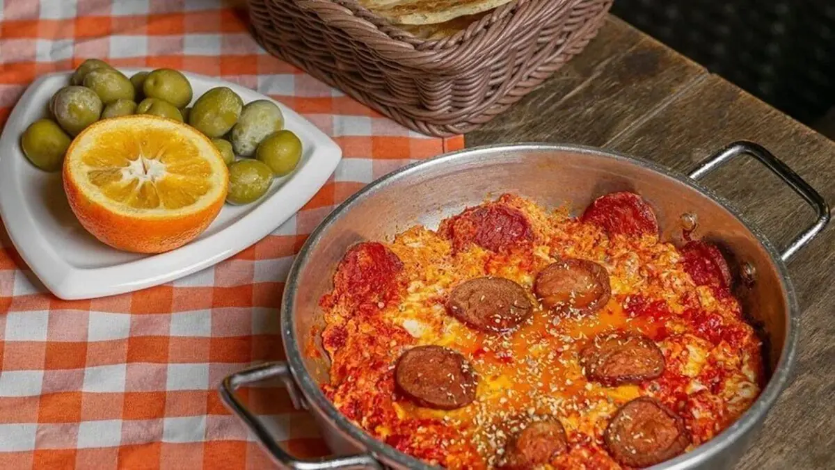  آقایانی که بلد نیستند یک سوسیس و تخم مرغ ساده بزنند، بخوانند