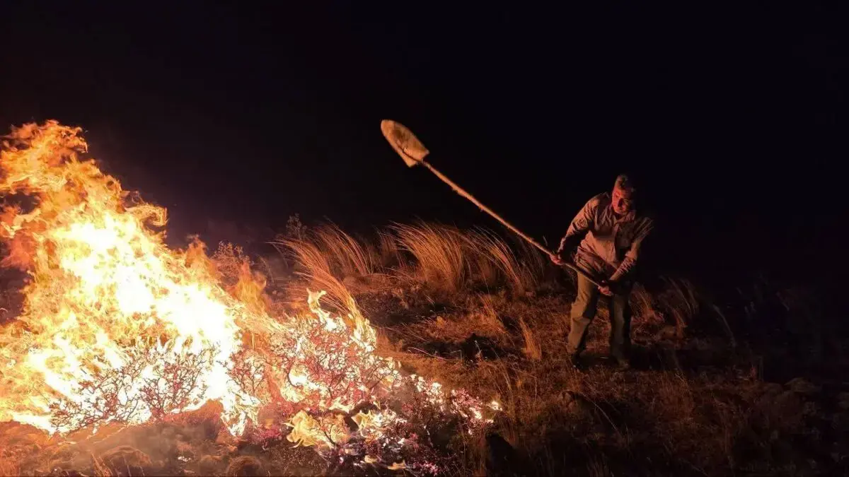 مهار آتشسوزی بیش از ۴۰ هکتار از مراتع سراب