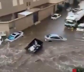  سیل در طائف عربستان خودروها را با خود برد+ فیلم