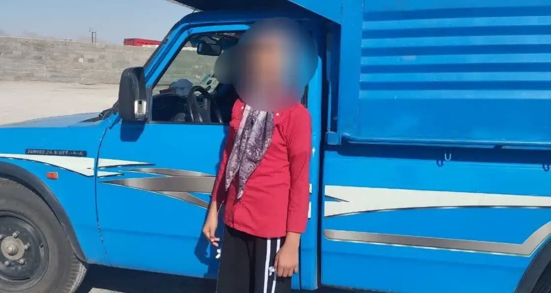 پایان رانندگی خطرناک دختر ۱۱ ساله با وانت نیسان در جاده