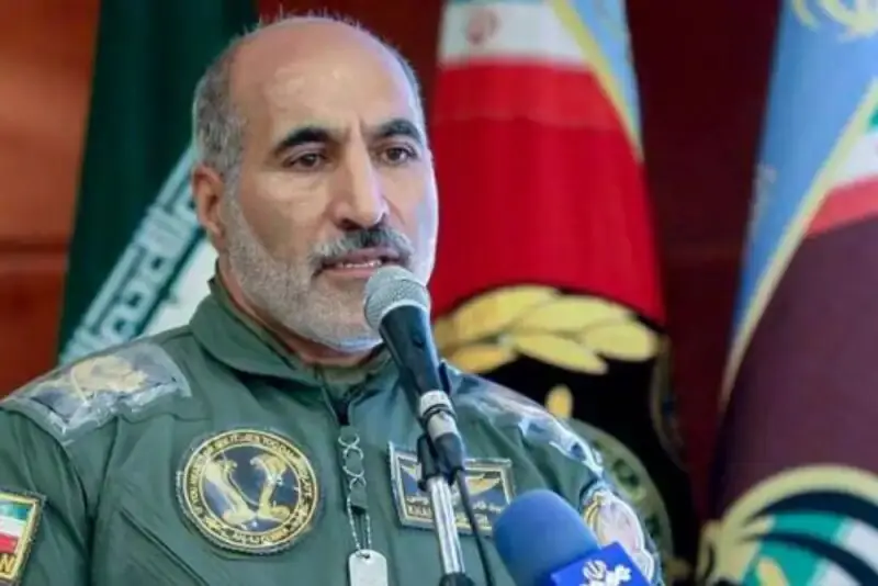  تجلیل فرمانده هوانیروز ارتش از بانویی که فرزند، خواهر و همسر شهید بود