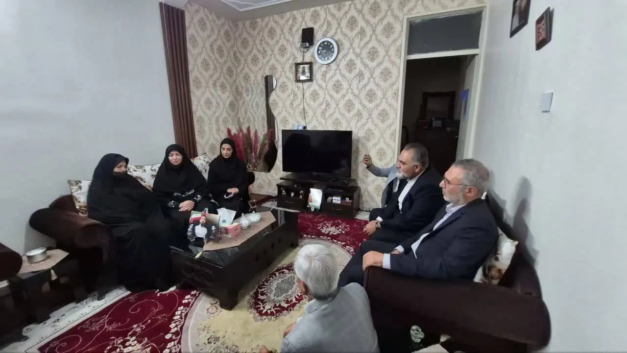معاون رئیسجمهور با خانواده شهدای جنگ تحمیلی رمضان در پاکدشت دیدار کرد