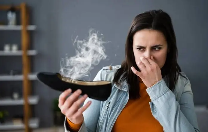  اینفوگرافیک | با چند ترفند ساده، بوی بد کفش ها را سریع از بین ببرید!