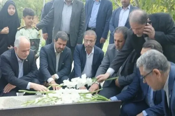 وزیر دادگستری به شهدای گمنام استانداری همدان ادای احترام کرد