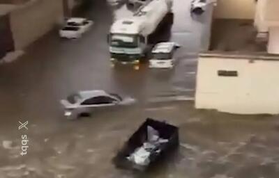 ببینید| طائف عربستان زیر آب رفت؛ سیلاب خودروها را با خود برد