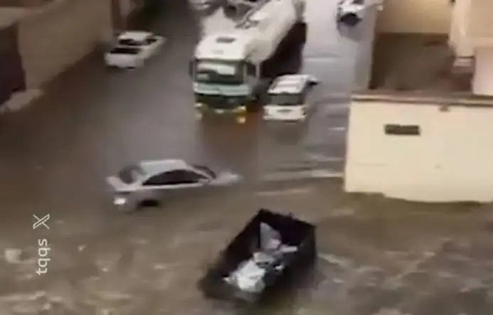  ببینید| طائف عربستان زیر آب رفت؛ سیلاب خودرو‌ها را با خود برد