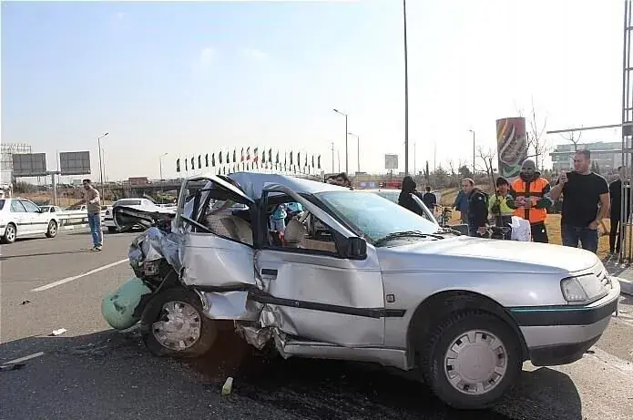 نجات ۲ سرنشین محبوس از پژو ۴۰۵ در جاده کرج ـ چالوس