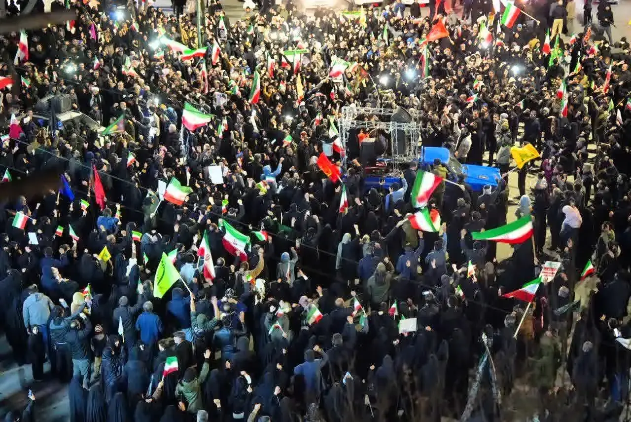 مردم کرمانشاه گوش به فرمان رهبر انقلاب+فیلم