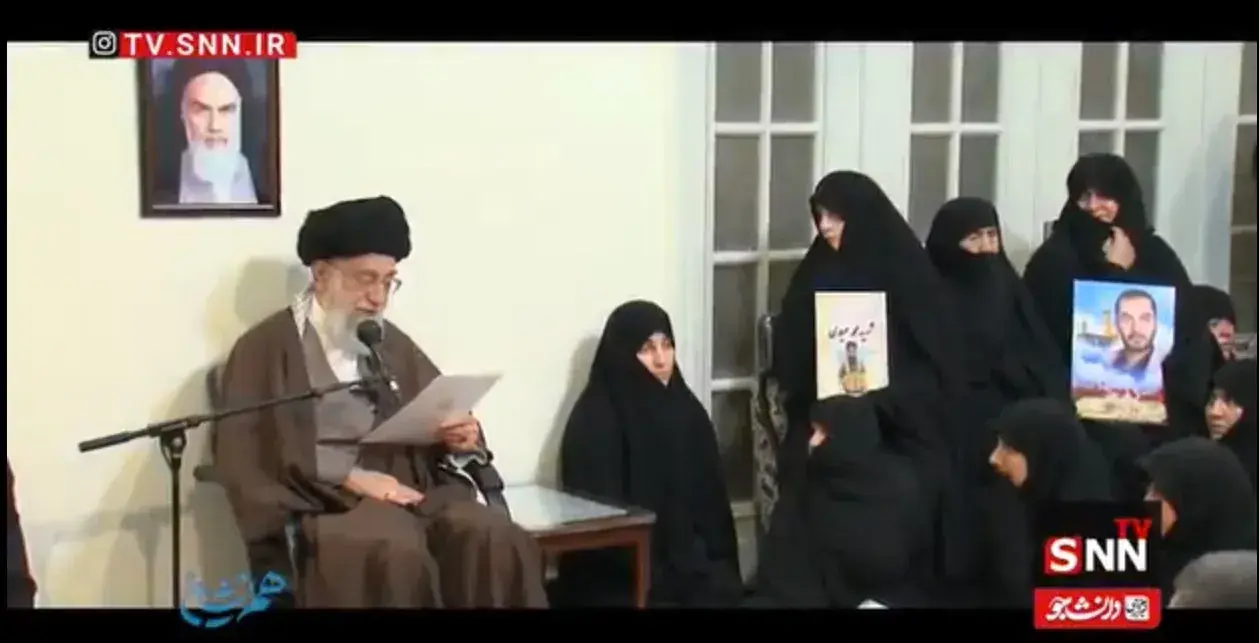 لحظاتی منتشر نشده از دیدارهای صمیمانه خانوادههای معظم شهدا با رهبر شهید انقلاب + فیلم