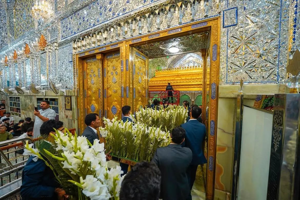  تصاویری از گل آرایی حرم امیرالمؤمنین(ع) به مناسبت ولادت پیامبر اکرم(ص)  | آخرین خبر