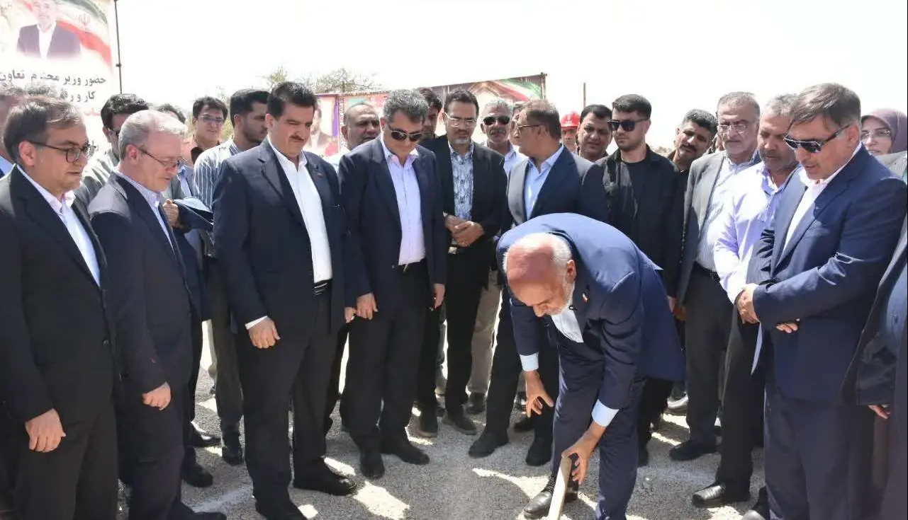 آغاز عملیات اجرایی نیروگاه خورشیدی ۹۵ مگاواتی فیروزآباد با حضور وزیر کار | آخرین خبر