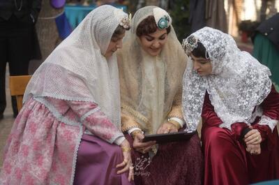 چند قاب از پشت صحنهی سریال «بامداد خمار» بهکارگردانی نرگس آبیار | آخرین خبر
