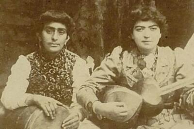 تصویری از یک گروه مطربی زنانه در دوران قاجار