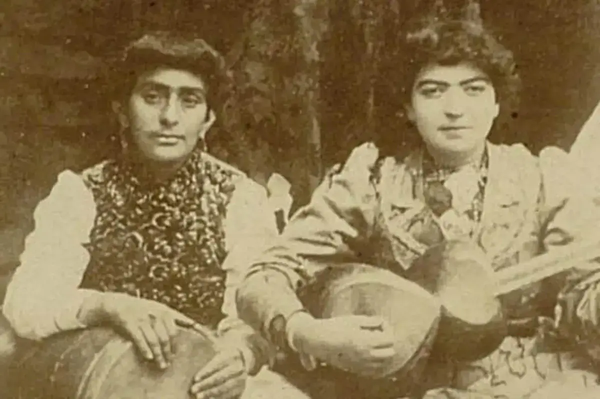 تصویری از یک گروه مطربی زنانه در دوران قاجار