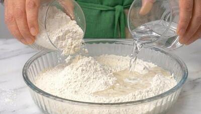  طرز تهیه شیرینی ترد خانگی فقط با آرد و آب؛ بدون فر و بدون تخم مرغ در ۵ دقیقه!
