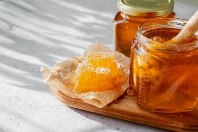 بهترین شرایط نگهداری عسل با موم در خانه