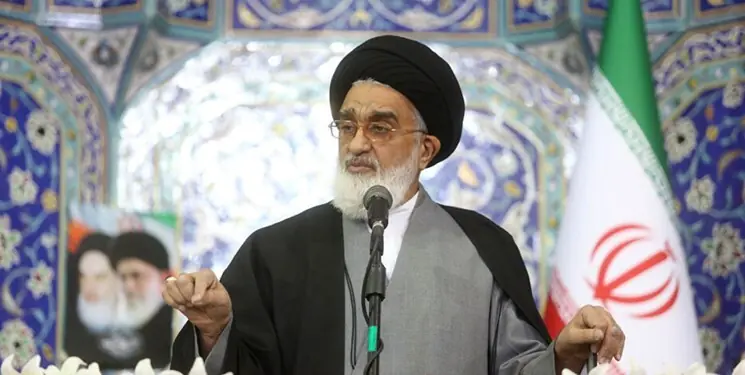  امام جمعه قم: هر گوشی تلفن همراه یک سنگر است ممکن است زمینه نفوذ دشمن را فراهم کند