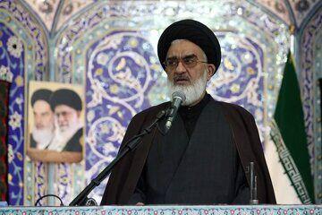 امام جمعه قم: هر گوشی تلفن همراه یک سنگر است ممکن است زمینه نفوذ دشمن را فراهم کند/ مسئولان فرصت خدمت را قدر بدانند