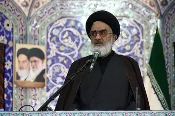 امام جمعه قم: هر گوشی تلفن همراه یک سنگر است ممکن است زمینه نفوذ دشمن را فراهم کند/ مسئولان فرصت خدمت را قدر بدانند