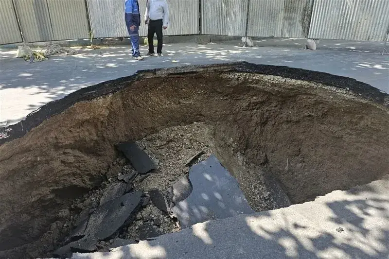 خیابان نشاط اصفهان ناگهان فرو ریخت / حفره ۵ متری دهان باز کرد