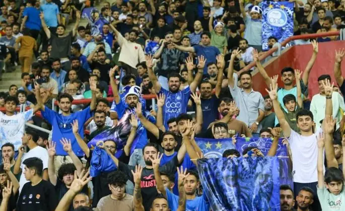 شعار هواداران استقلال علیه رامین در اهواز