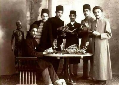  دوتن از شاهزادگان خردسال قاجار و لـله‌گان آنها در یک قاب