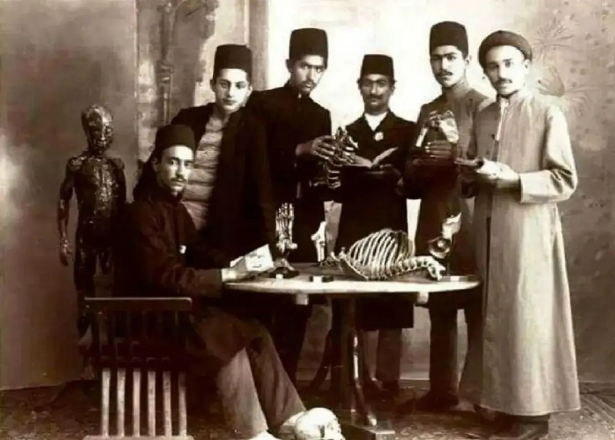  دوتن از شاهزادگان خردسال قاجار و لـله‌گان آنها در یک قاب