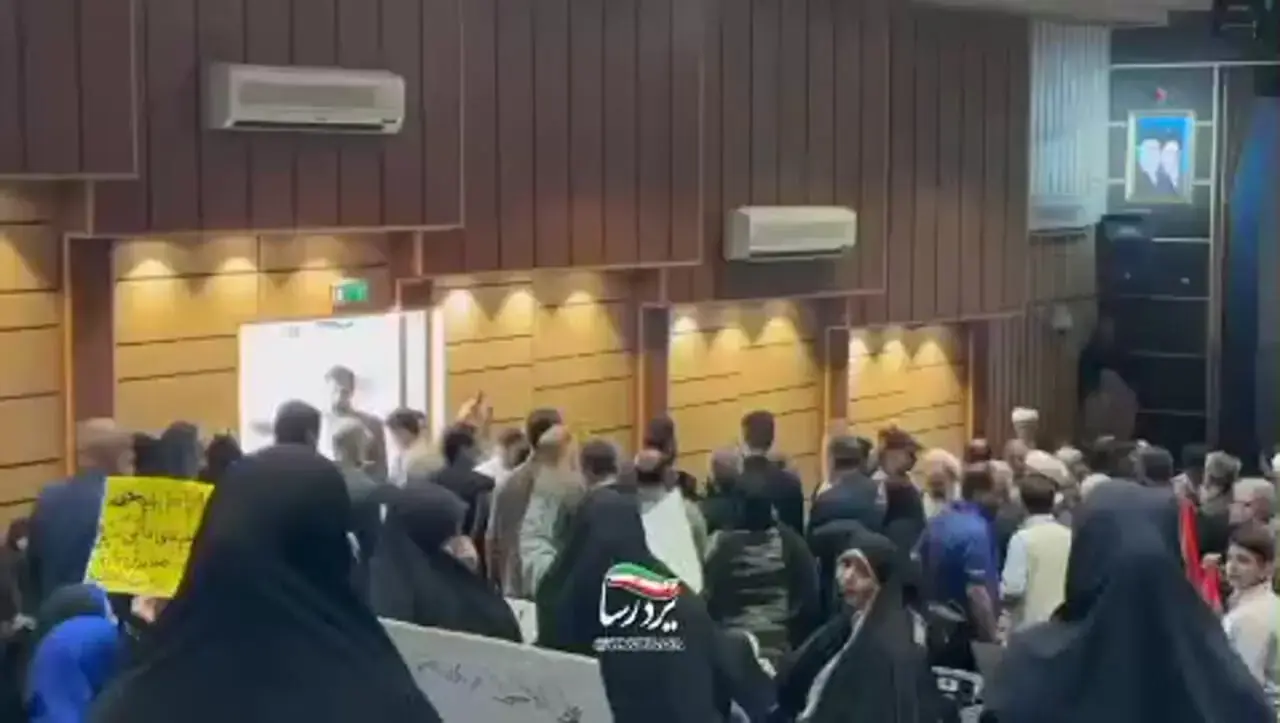 شعار تندروها در جلسه وزیر ارشاد: «قانون حفظ حجاب، ابلاغ باید گردد»