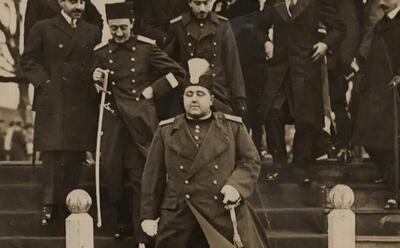  «احمدشاه قاجار» در سفر به اسپانیا در کنار «آلفونسوی سیزدهم»