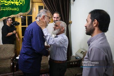 دیدار شهردار تهران با خانواده شهید مهدی نصر آزادانی