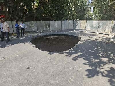  جزئیات نشست زمین در خیابان نشاط در پی شکستگی خط فاضلاب + محدودیت تردد
