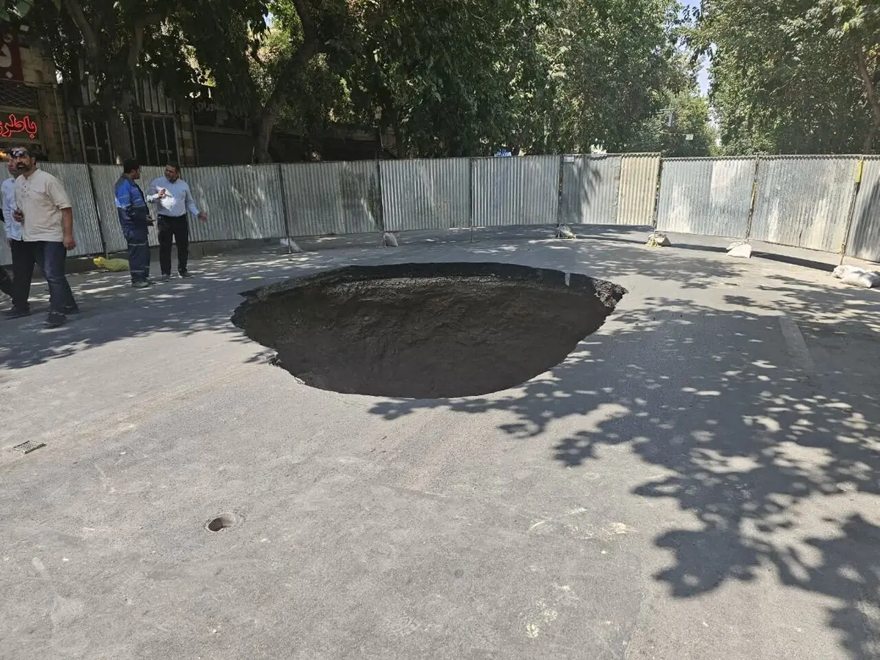 نشت فاضلاب در خیابان نشاط اصفهان حفرهای به عمق پنج متر ایجاد کرد