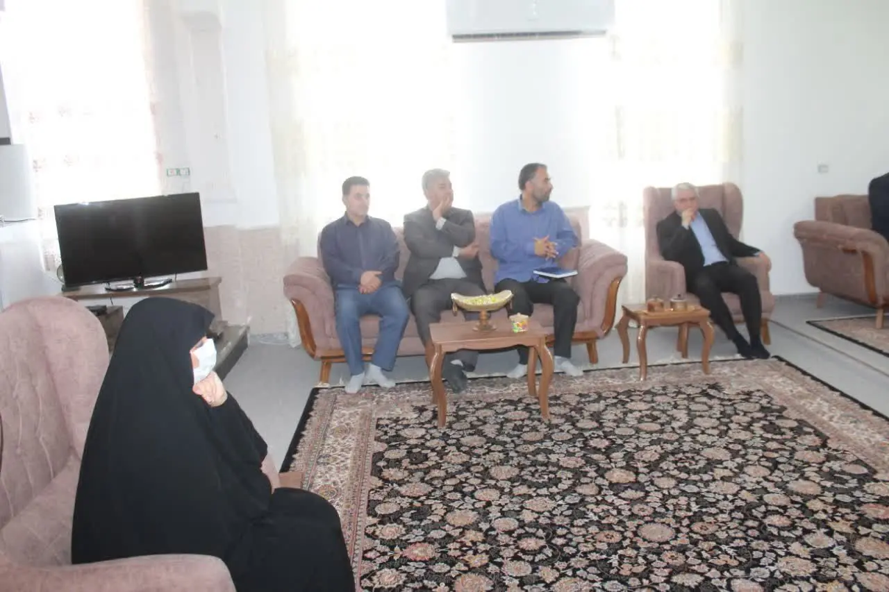 دیدار مسوولان با خانواده شهید حضرتی از شهدای اقتدار ملی بهزیستی قصرشیرین