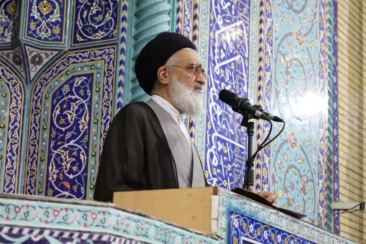 امام جمعه قم: خیابانهای ایران لنگر ثبات نظام است / مردم موازنه قدرت را حفظ کردند