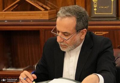  دلنوشته عراقچی وزیر امور خارجه در نمایشگاه آثار هنری با موضوع شهدای مدرسه میناب + عکس