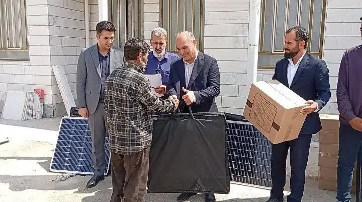  توزیع پنل‌های خورشیدی بین عشایر شهرستان رومشکان در هفته دولت
