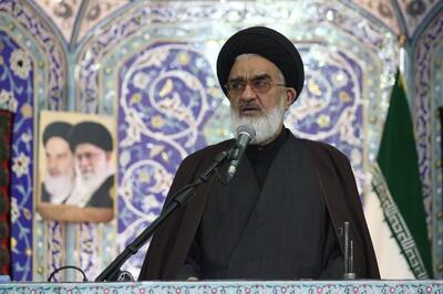  امام جمعه قم: هر گوشی تلفن همراه یک سنگر است ممکن است زمینه نفوذ دشمن را فراهم کند
