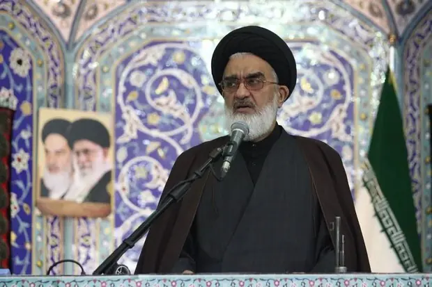 امام جمعه قم: هر گوشی تلفن همراه یک سنگر است ممکن است زمینه نفوذ دشمن را فراهم کند