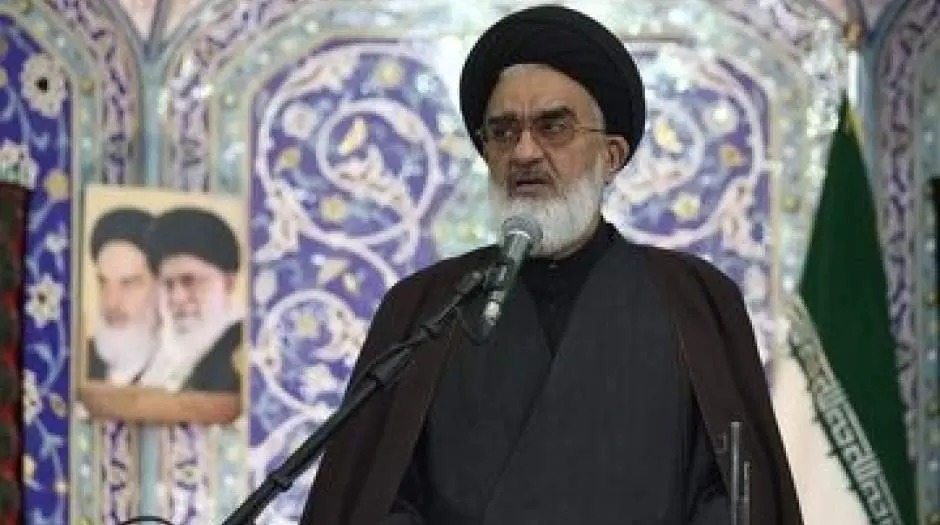 امام جمعه قم: هر گوشی تلفن همراه یک سنگر است ممکن است زمینه نفوذ دشمن را فراهم کند - مردم سالاری آنلاین