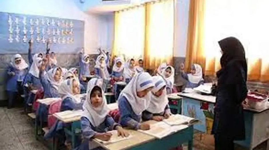  انتقاد از تداوم مدارس دوشیفته و کلاس‌های پرتراکم - مردم سالاری آنلاین