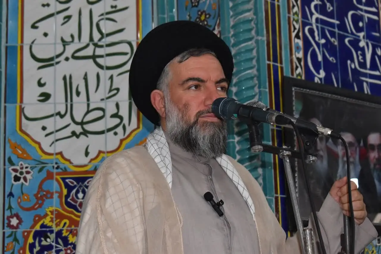 امام جمعه گیلانغرب: محبت پیامبر(ص) و انس با قرآن راه نجات بشر است