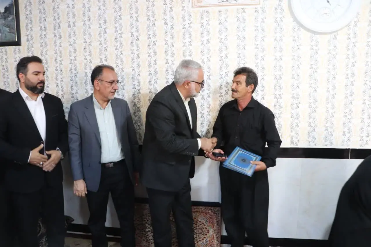 فرماندار کرمانشاه: شهدا چشم و چراغ ملت هستند