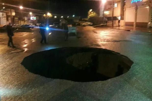 زمین در خیابان نشاط اصفهان فرونشست؛ بررسی تأثیر حفاری مترو