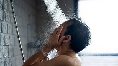 ۶ اشتباهی که در دوش گرفتن مرتکب میشوید