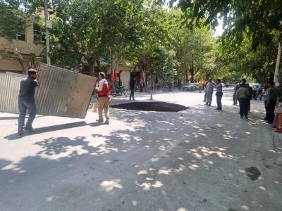 نشت فاضلاب در اصفهان حفرهای به عمق پنج متر ایجاد کرد